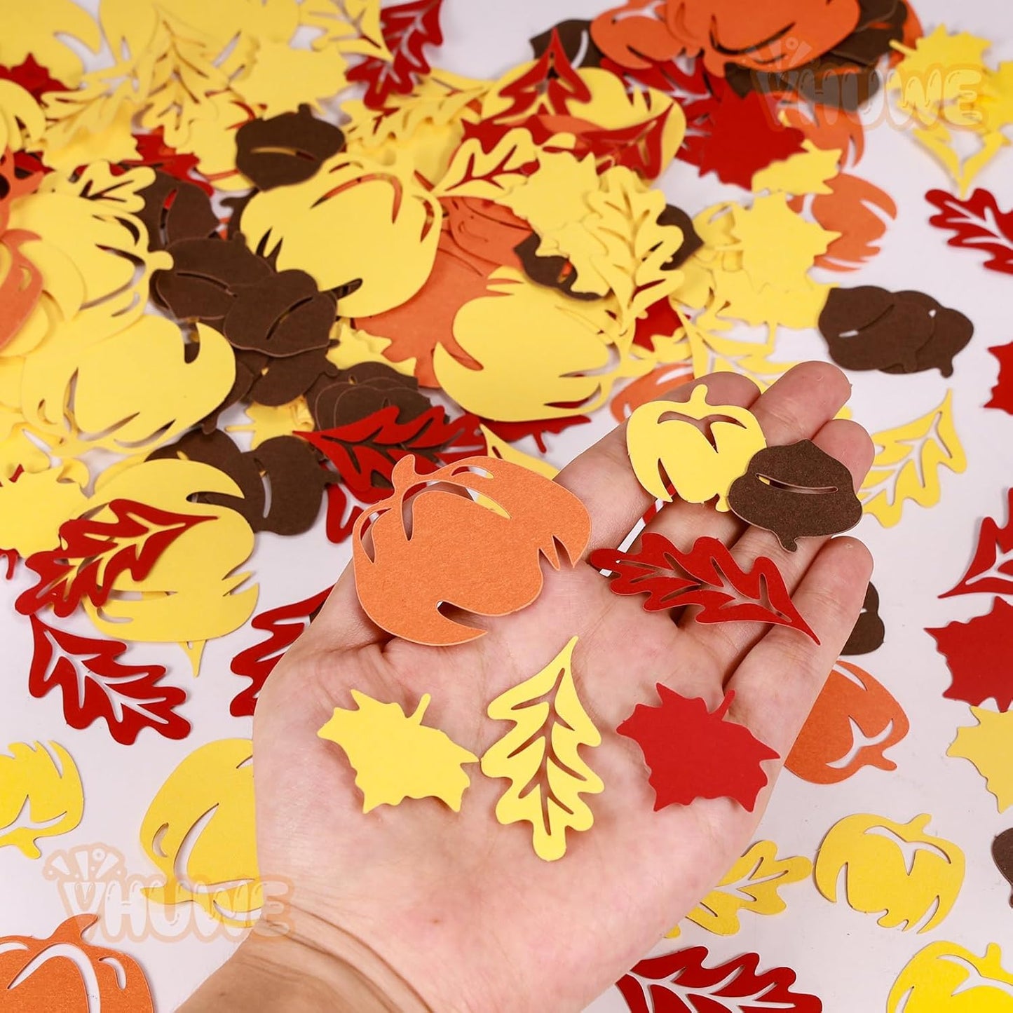 VHUWE Thanksgiving Confetti 200 Pcs, Autumn Fall Confetti, Pumpkin, Pinecones, Thanksgiving Maple Leaves for Thanksgiving Table Decorations and Party Supplies - Paper