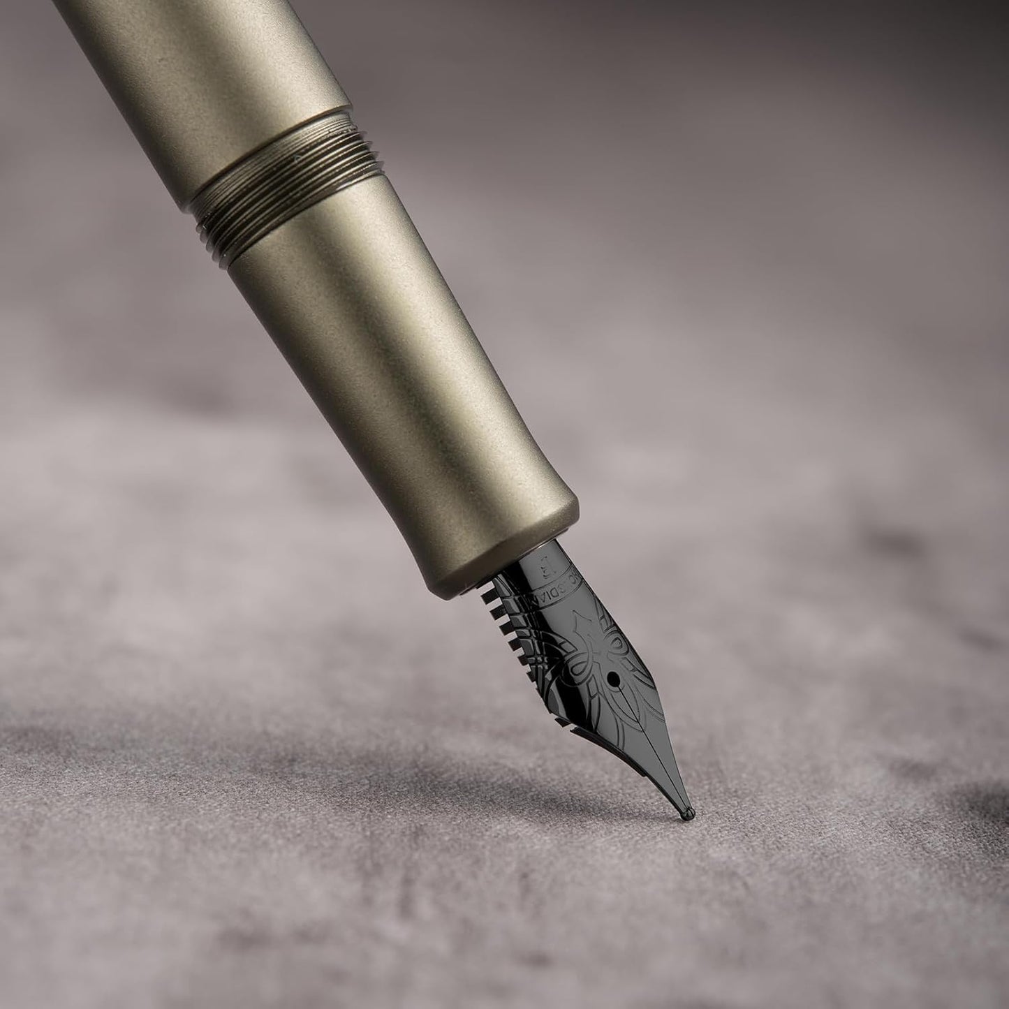 Hongdian M2 Black Forest Mini Fountain Pen, Fine Soft Nib & Sleek Shape Aluminium Short Pocket Travel Pen (Army Green)