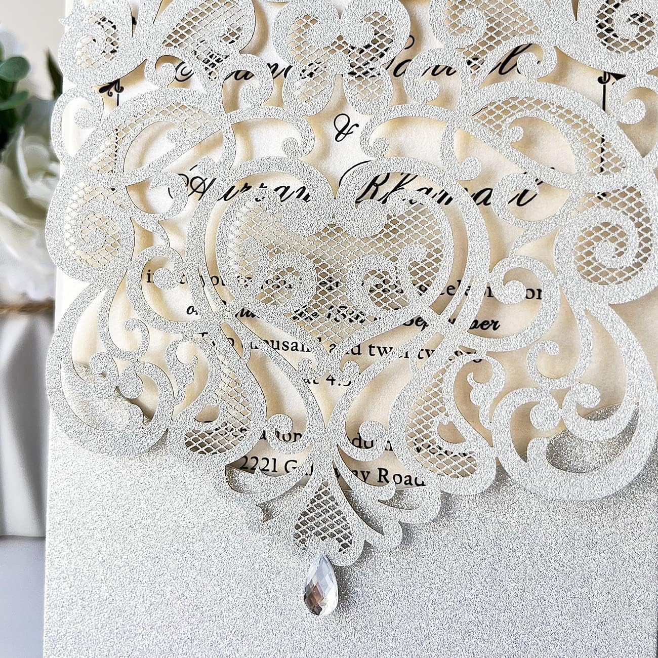 Hosmsua 5.12 x 7.3 Inch 50pcs Silver Laser Cut Lace Flora Wedding Invitation Cards with Rhinestone and Envelopes Customized Printed Invitations for Bridal Shower Quinceañera Wedding Invite